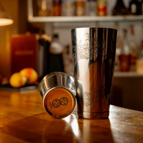 Shaker Tin on Tin z grawerem Bailong – styl smoka, 850 ml, Urban Bar, stal nierdzewna